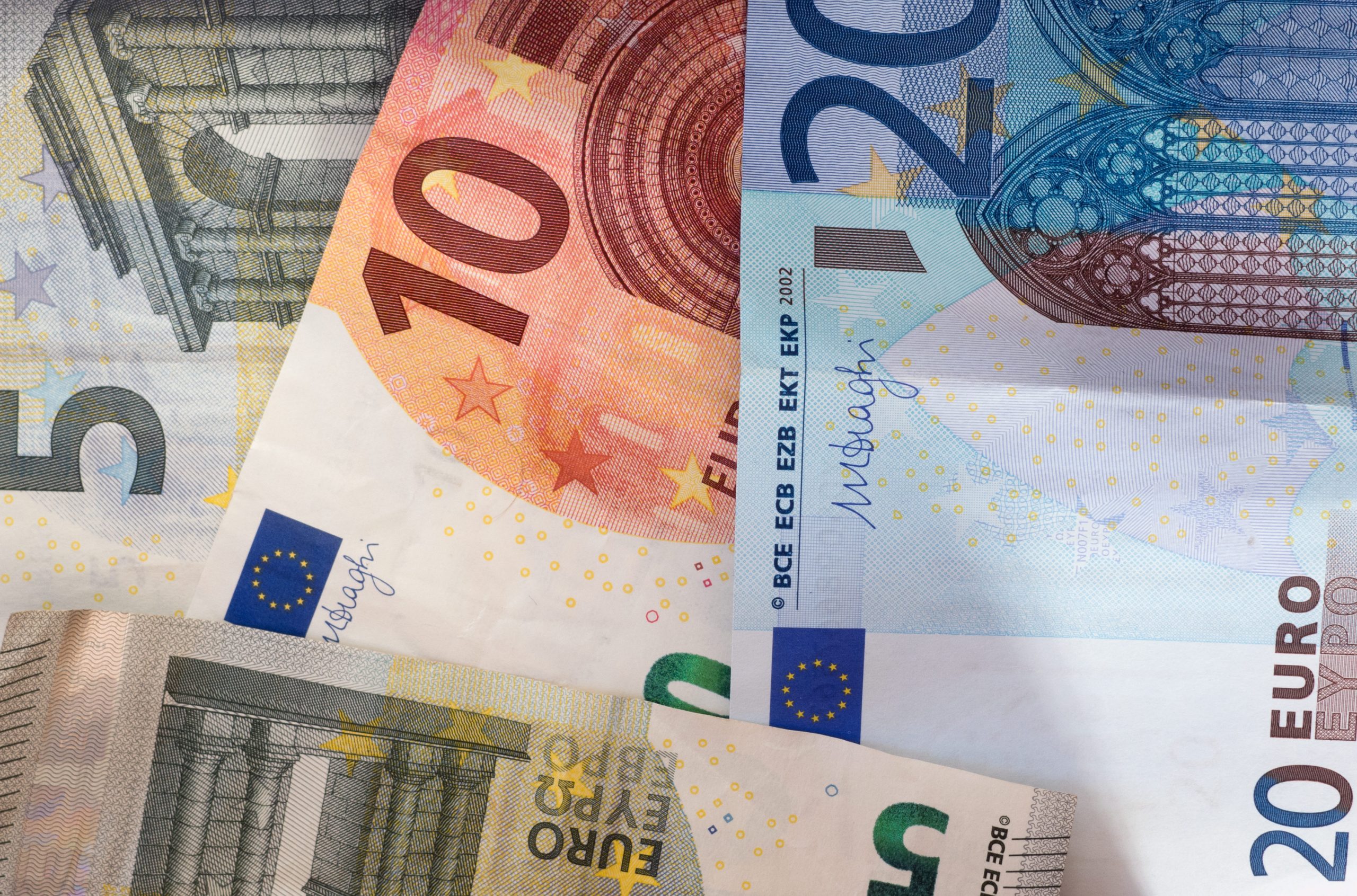 Euro bie në nivelin më të ulët të 20 viteve