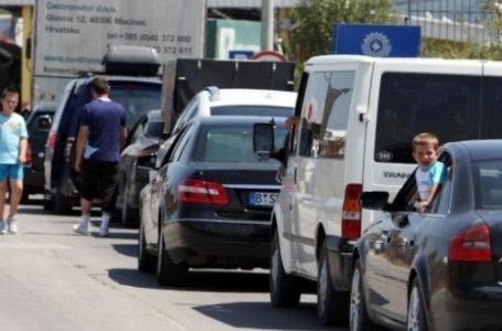 Vazhdojnë pritjet e gjata të mërgimtarëve