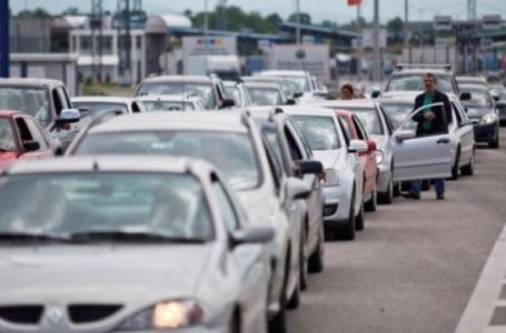 Mërgimtarët fillojnë të largohen nga Kosova, shtohen kolonat në Merdare