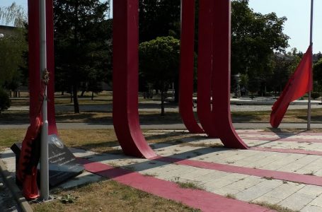 Lapidari “Shokët e Lirisë” nuk po mirëmbahet, flamujt në tokë