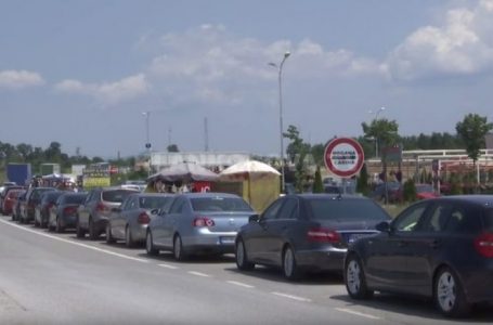 Vazhdojnë kolonat në Merdar dhe tek Dheu i Bardhë, pritje deri në gjysmë ore