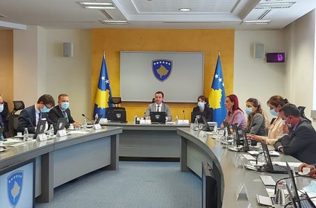 Eksperti amerikan: Qeveria e Kosovës po merret me çështje që s’i takojnë një shteti të ri