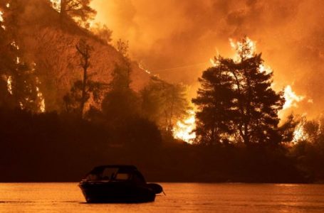 Dita bëhet natë, fenomeni i pazakontë prej zjarreve në Greqi