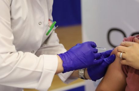 Miratohet vaksinimi me dozën e katërt kundër COVID-19 për disa kategori