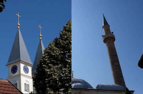 Pandemia ndryshon ritualet fetare dhe ceremonitë e varrimit