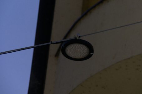 Ndriçimi në rrugën “Nënë Tereza” në Gjakovë punon pjesërisht