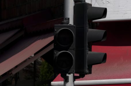 Semaforët në afërsi të SHMU “Yll Morina” ka kohë që nuk punojnë