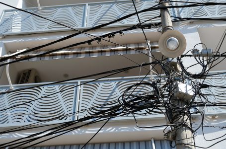 Familja Gashi ndihen të rrezikuar për shkak të shtyllës elektrike që ndodhet në afërsi të banesës