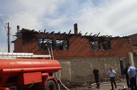 Digjet një shtëpi në fshatin Ujz, dyshohet për dy viktima