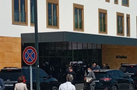 Kurti mbërrin në Tiranë, pritet të takohet me Merkel