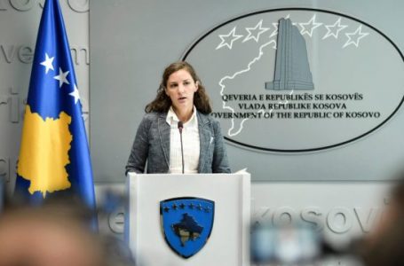 Ministrja Artane Rizvanolli mban konferencë për media