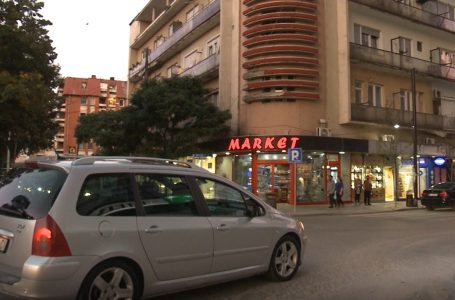 U paralajmërua ndalim qarkullimi por në rrugën “Nënë Tereza” makinat lëvizin lirshëm (VIDEO)