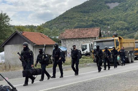Largohen dy kamionë nga barrikadat e krijuara në Bërnjak