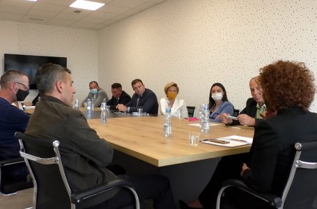 Komisioni për ekonomi viziton ndërmarrjen “Ngrohtorja e Qytetit” dhe KRU “Gjakova”