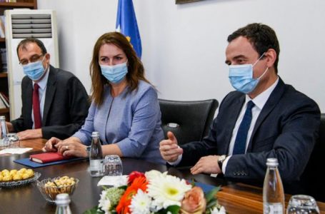 Kryeministri Kurti thërret konferencë së bashku me ministren Nagavci