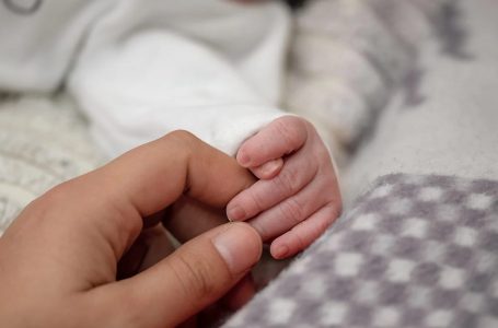 Një foshnje tre javëshe në Kosovë vdes si pasojë e infektimit me COVID