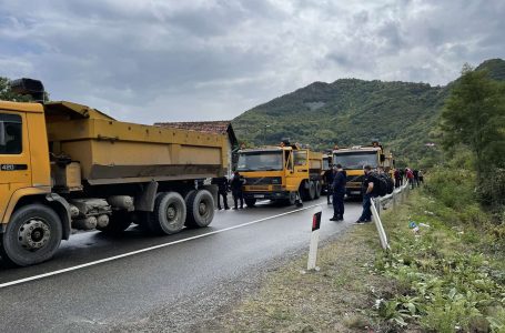 Vazhdon edhe sot bllokimi i rrugës afër pikës kufitare në Jarinjë