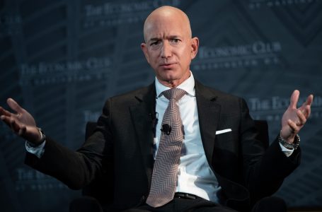 Jeff Bezos do të shesë 50 milionë aksione të Amazonit