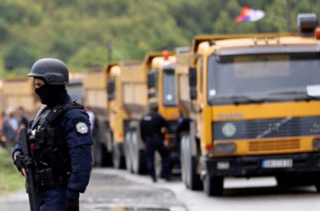 Serbët shtojnë numrin e kamionëve në veri të Kosovës