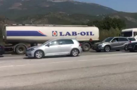 Pritje të gjata për të dalë nga Kosova në Shqipëri (VIDEO)
