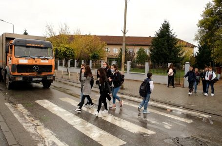 Kamionët kalojnë në rrugën që nuk u lejohet sipas rregullave të komunikacionit