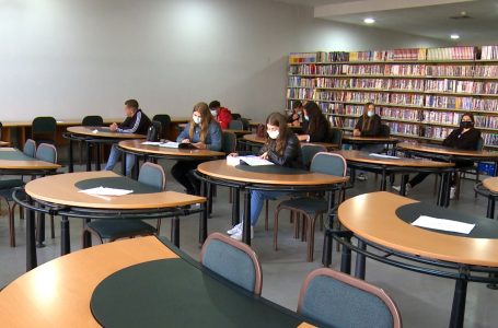 Studentët e kënaqur me literaturën në bibliotekën e qytetit