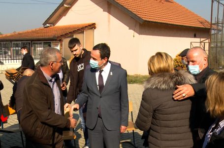 Kurti zotohet për disa projekte në fshatin Rogovë