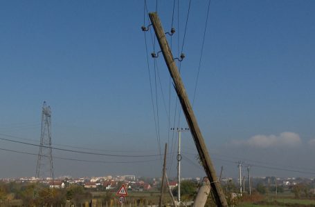 Banorët e Moglicës në hall me shtyllat elektrike