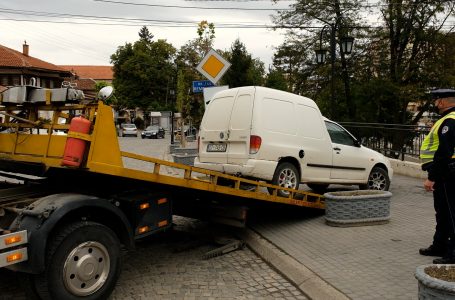 Policia ne aksion, largon veturat nga trotuaret