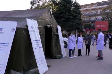 Nis vaksinimi anticovid në qendër të qytetit të Gjakovës