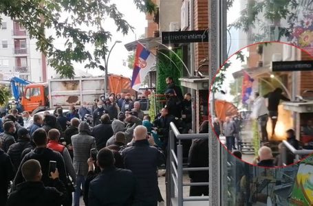 Serbët në veri sulmojnë Policinë e Kosovës (VIDEO)