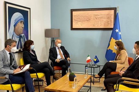Ministrja Gexha-Bunjaku pret në takim ambasadorin italian, diskutojnë për pandeminë COVID-19