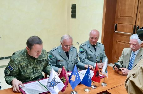 Ushtarakët rezervë të Kosovës dhe Shqipërisë nënshkruajnë marrëveshje bashkëpunimi