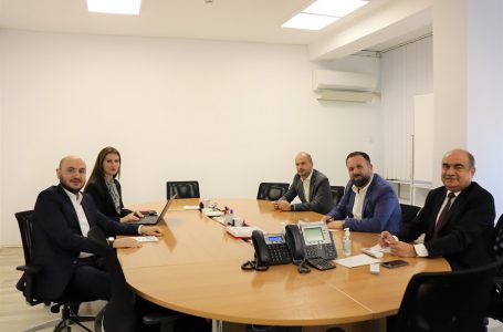 ​KEDS dhe OEK diskutojnë rreth krizës energjetike