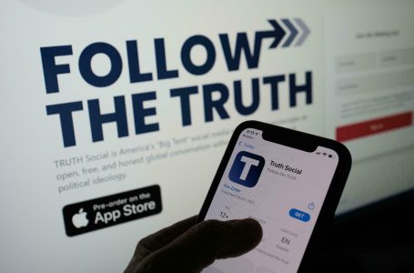 Trump prezanton Truth Social, rrjeti që pritet të rivalizojë Facebook e Twitter