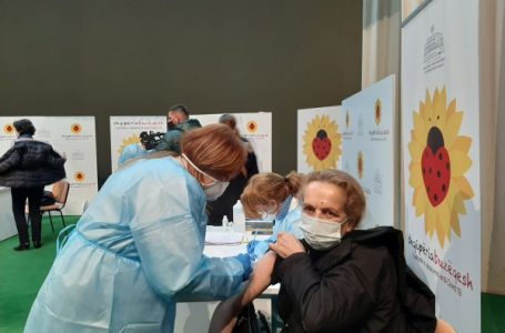 Miratohet doza e tretë e vaksinimit anti-COVID-19 për mbi 60-vjeçarët në Shqipëri