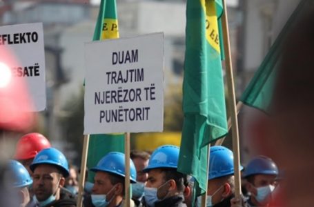 Punëtorët e Ferronikelit protestojnë para Qeverisë