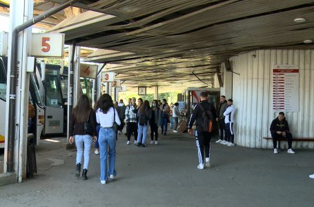Shoqata e transportit në Gjakovë mohon të ketë rritje të çmimit të biletave