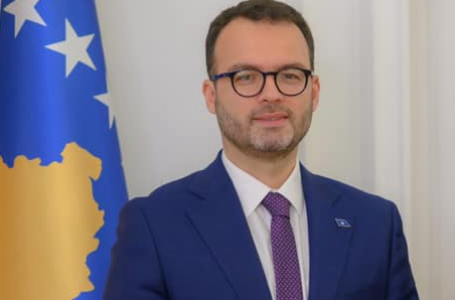 Vela: Ambasadorët nuk duhet të befasohen për lidhjet e Vuçiqit me krimin e organizuar