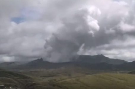 Vullkani hedh hirin mbi 3 mijë metra lart në Japoni
