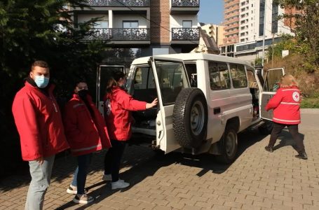 “Derë më derë” projekti i veçantë që ka prioritet njerëzit në nevojë dhe të moshuarit e vetmuar