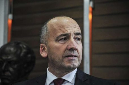 VIDEO| Kryetari i Pejës Gazmend Muhaxheri sulmohet nga dy persona