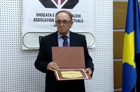 Kadrush Radogoshit i ndahet çmimi “Guximi Intelektual”
