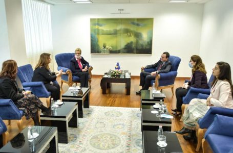 Kurti priti në takim avokueset e veprimtarisë së Qendrës Kosovare për Luftimin e Kancerit të Gjirit