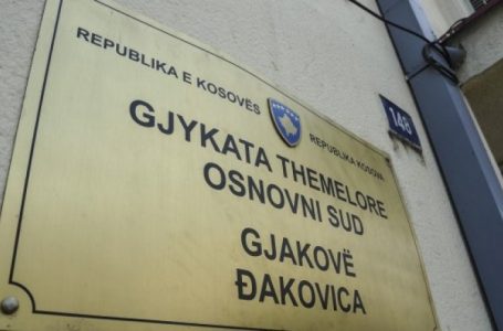 Gjykata Themelore në Gjakovë cakton një muaj paraburgim ndaj të pandehurit A. B., për vepër penale kanosje dhe armëmbajtje pa leje