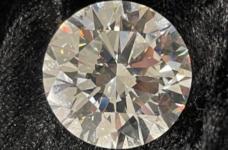 Gjatë pastrimit të shtëpisë, 70 vjeçarja gjen diamantin që vlen mbi 2 milionë euro