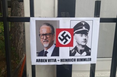 Në protestën kundër vaksinimit të detyruar, Vitia krahasohet me nazistin Himmler