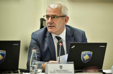 Uron Sveçla, veçantë policët dhe gazetarët në detyrë