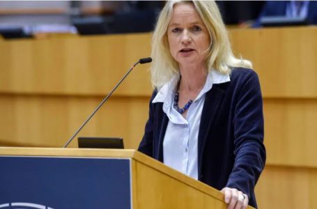 Von Cramon thotë se e ka konfirmuar se partia e Vuçiqit e ndal çdo zë kritik