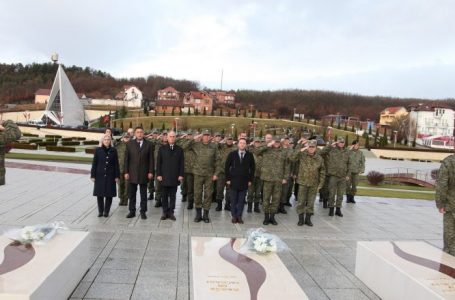 Ministri Mehaj dhe Komandanti i FSK, gjeneral Rama, homazhe tek Kompleksi Memorial “Adem Jashari”